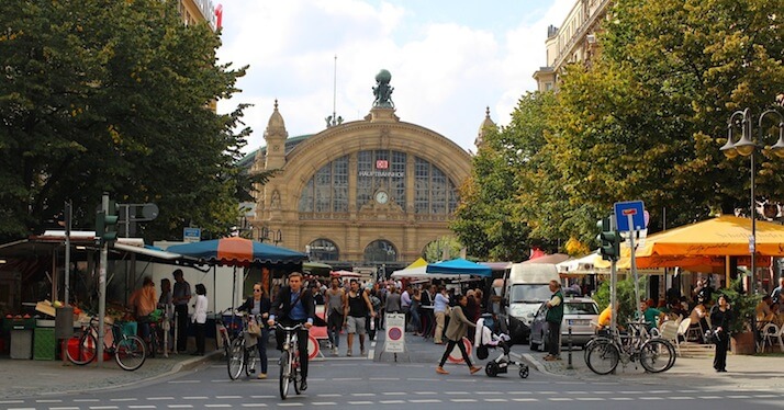 Markt auf der Kaiserstraße vorm Hauptbahnhof mit Blick auf das Eingangsgebäude des Hauptbahnhofs.