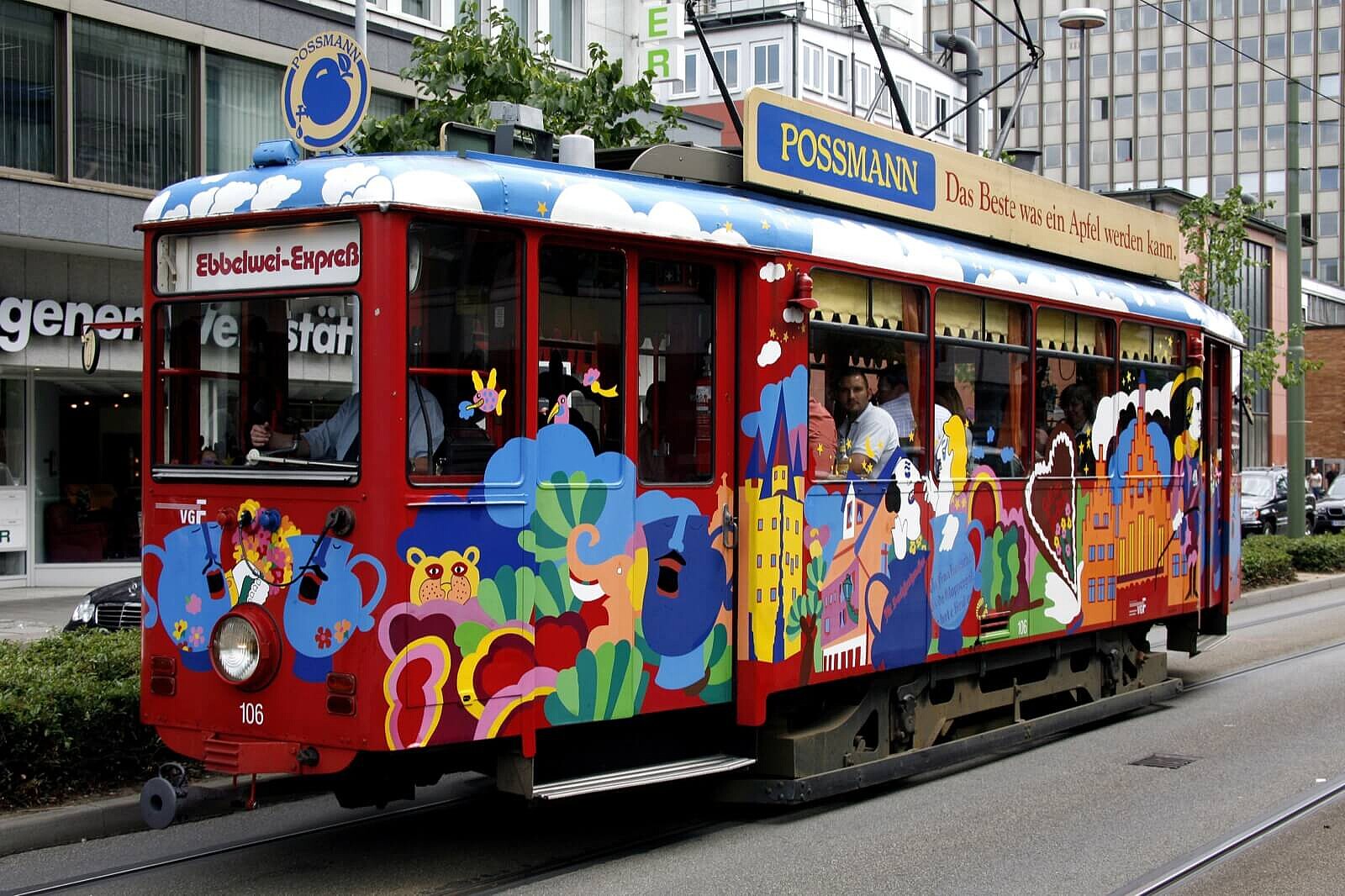 Ebbelwei-Express Wagon bei der Fahrt durch die Stadt.