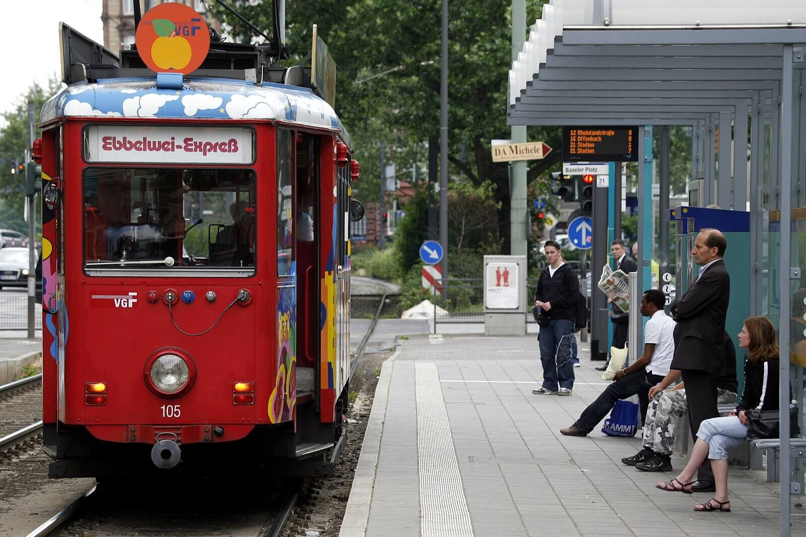 Ebbelwei-Express von vorne an einer Station mit wartenden Personen.